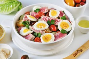 Салат с отварным тунцом