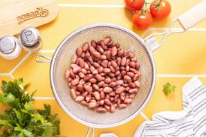 Салат с сухариками и фасолью