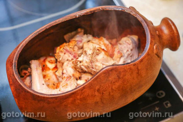 Кролик в горшочке с беконом и луком