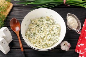 Бутерброд со шпротами и солеными огурцами