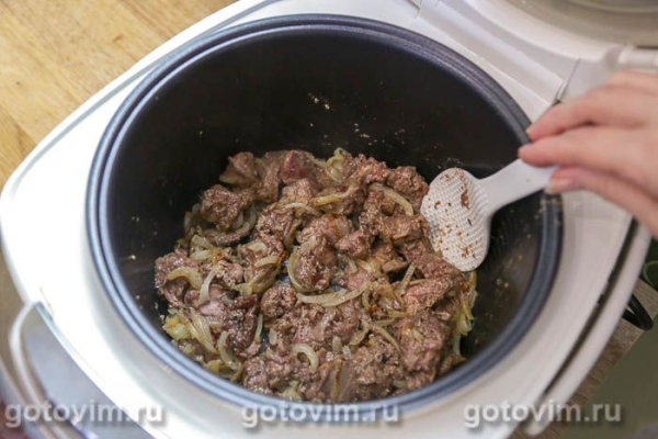 Куриная печень с яблоками, луком и сметаной в мультиварке