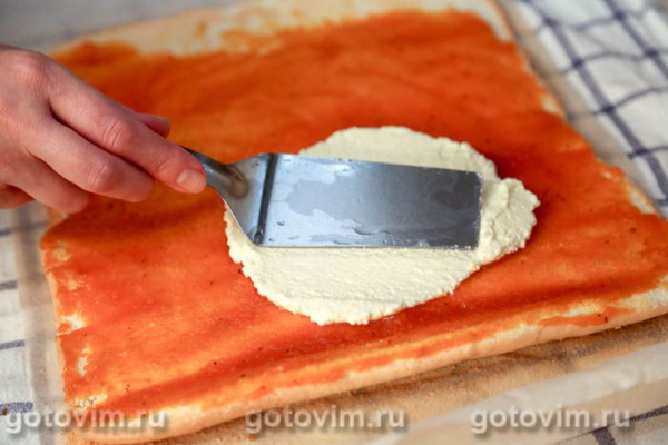 Рулет из кокосового бисквита с творожной начинкой и облепиховым желе