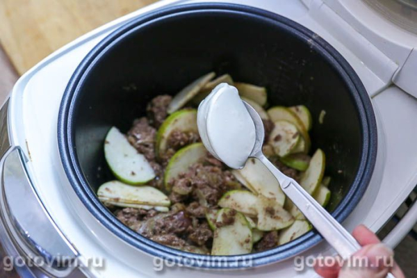 Куриная печень с яблоками, луком и сметаной в мультиварке