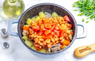 Мясо с консервированной фасолью Мясо с консервированной фасолью