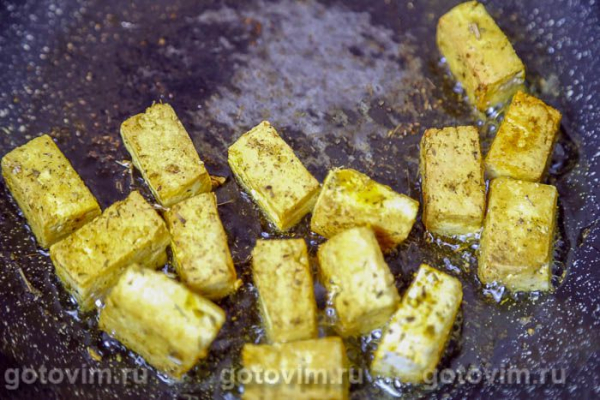 Салат с жареным тофу, оливками и помидорами черри