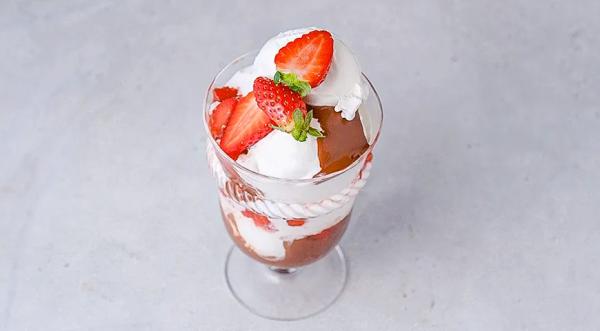 Десерт с мороженым, жареной клубникой и шоколадным соусом, пошаговый рецепт с фото на 643 ккал