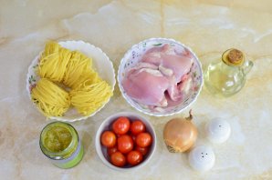 Феттуччине с жареным куриным филе и соусом "Песто"