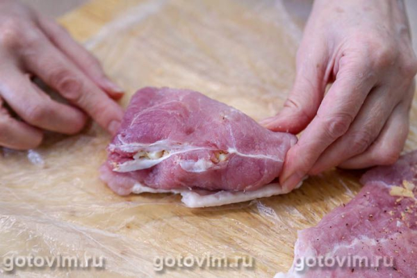 Мясные рулетики из свинины с яйцом и сыром в мультиварке