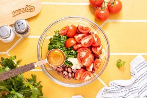 Салат с сухариками и фасолью