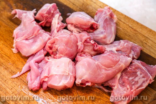 Кролик в горшочке с беконом и луком