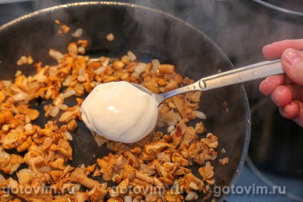 Пельмени с лисичками в сметане