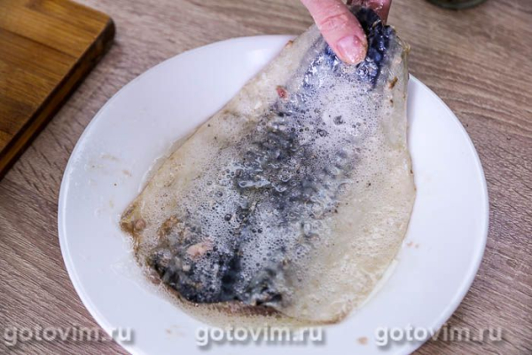 Скумбрия, жаренная в мультиварке в панировке с чесноком, петрушкой и лимоном