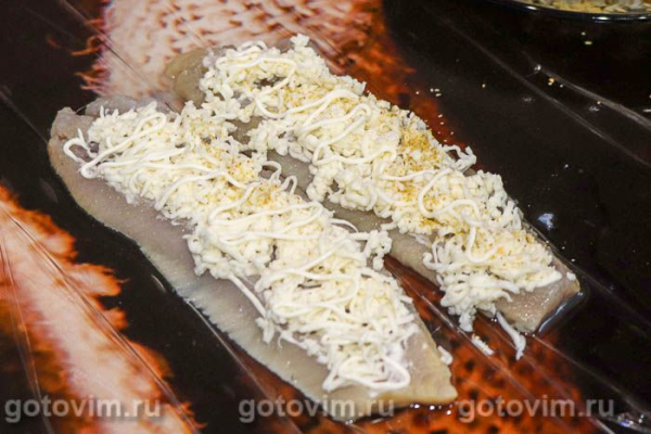 Рулет из селедки с плавленым сырком и яйцом