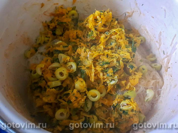 Курица, фаршированная рисовой лапшой, морковью и оливками