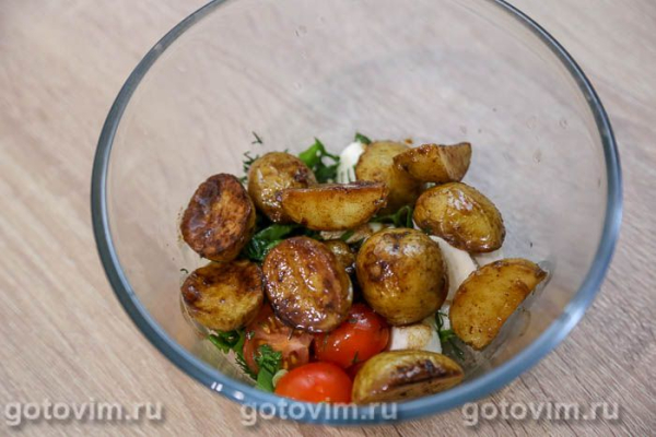 Салат с моцареллой, жареным картофелем‑бэби и помидорами