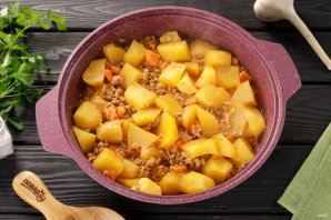 Тушеная картошка с фаршем