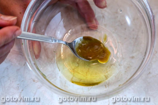 Салат из щавеля с огурцом, яйцом, редисом и горчичной заправкой