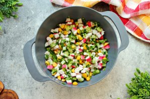 Постный салат с крабовыми палочками