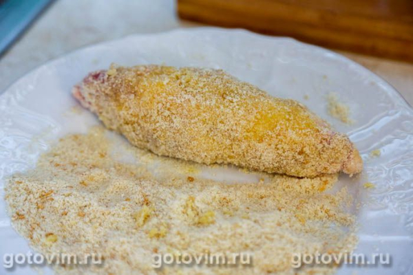 Мясные рулетики в панировке с моцареллой и помидорами