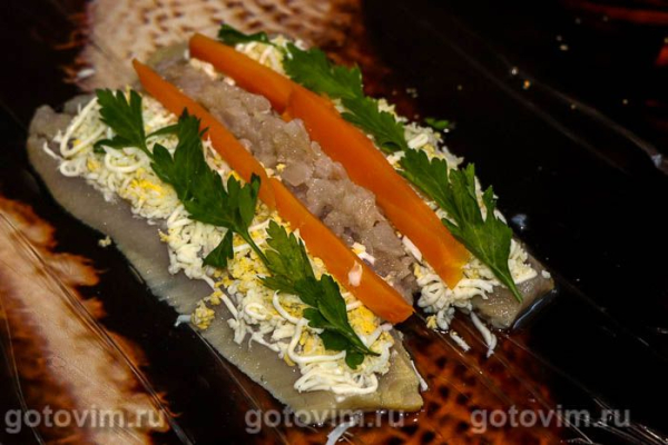 Рулет из селедки с плавленым сырком и яйцом