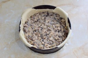 Слоеный пирог с курицей и грибами