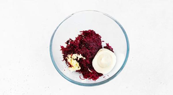 Яйца, фаршированные свеклой и сельдью, пошаговый рецепт с фото на 206 ккал Яйца, фаршированные свеклой и сельдью, пошаговый рецепт с фото на 206 ккал