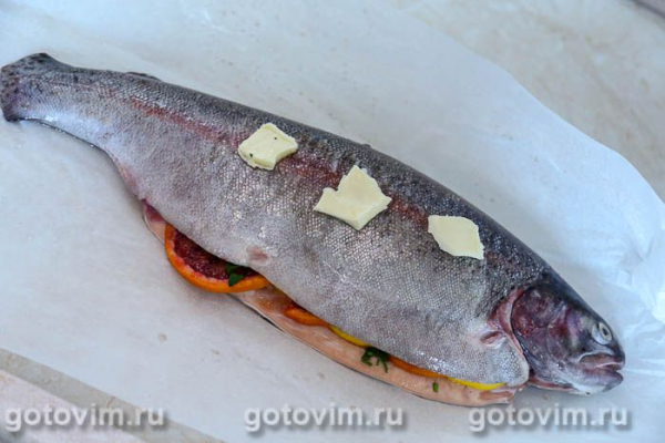 Форель с апельсинами, запеченная в пергаменте
