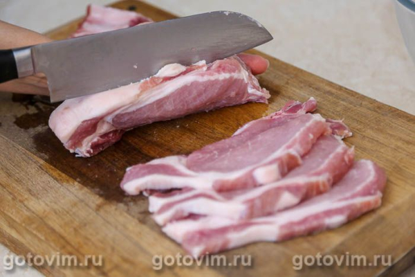 Мясные рулетики в панировке с моцареллой и помидорами