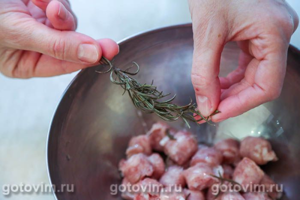 Йоркширские пудинги с колбасками в формах для маффинов