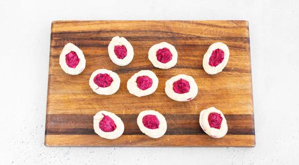 Яйца, фаршированные свеклой и сельдью, пошаговый рецепт с фото на 206 ккал Яйца, фаршированные свеклой и сельдью, пошаговый рецепт с фото на 206 ккал