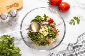 Салат с помидорами и кинзой