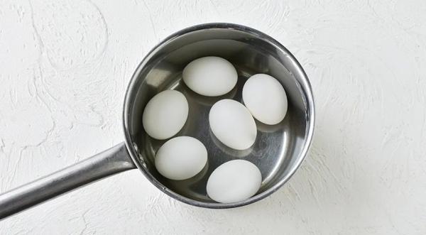 Как красить яйца свеклой на Пасху, пошаговый рецепт с фото на 135 ккал