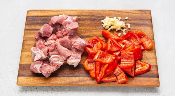 Паприкаш из свинины, пошаговый рецепт с фото на 676 ккал