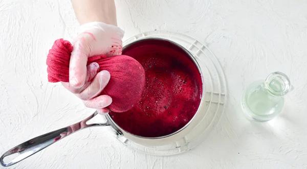 Как красить яйца свеклой на Пасху, пошаговый рецепт с фото на 135 ккал