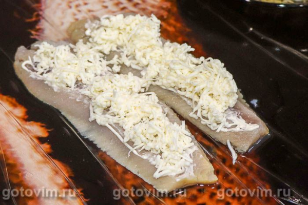 Рулет из селедки с плавленым сырком и яйцом