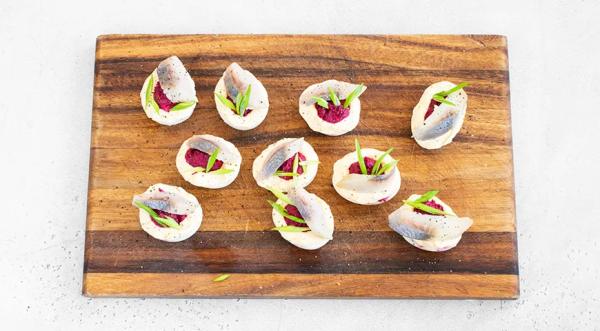 Яйца, фаршированные свеклой и сельдью, пошаговый рецепт с фото на 206 ккал Яйца, фаршированные свеклой и сельдью, пошаговый рецепт с фото на 206 ккал