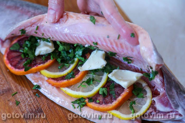 Форель с апельсинами, запеченная в пергаменте