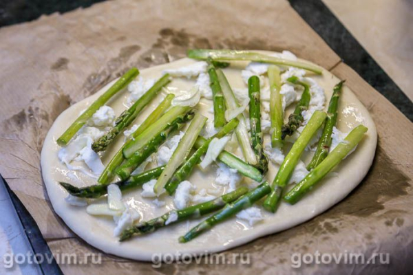 Пицца со спаржей, чесноком и сыром моцарелла 