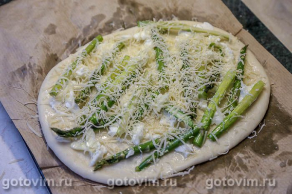 Пицца со спаржей, чесноком и сыром моцарелла 