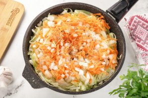 Тушеная капуста с сосисками