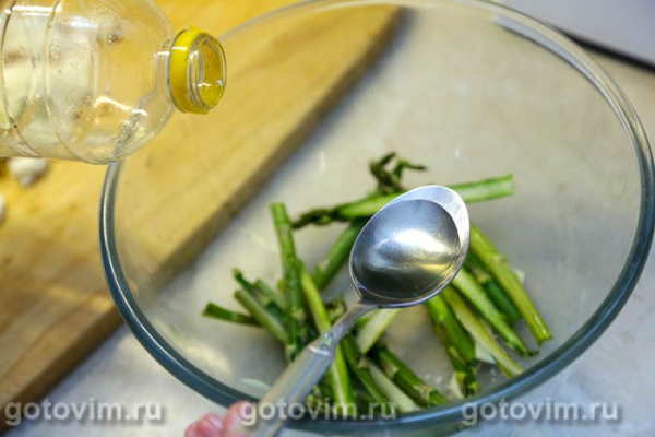 Пицца со спаржей, чесноком и сыром моцарелла 