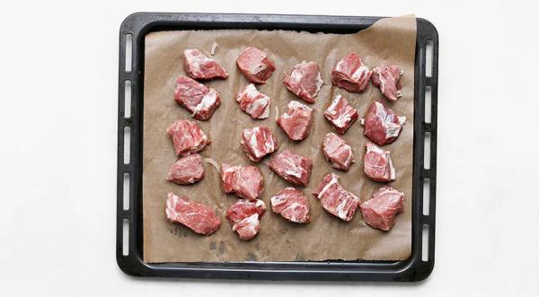 Шашлык из свинины в духовке на противне, пошаговый рецепт с фото на 704 ккал