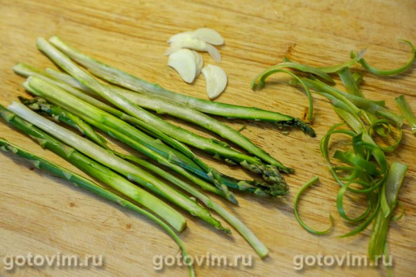 Пицца со спаржей, чесноком и сыром моцарелла 