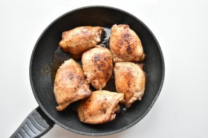 Куриные бедра в соусе