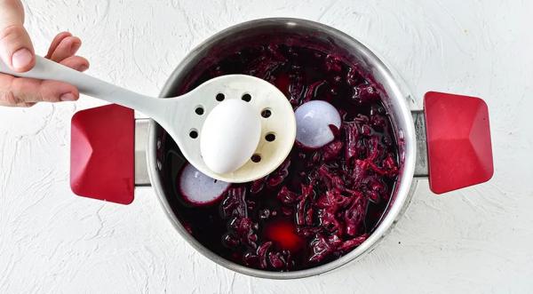 Как покрасить яйца чаем каркаде на Пасху, пошаговый рецепт с фото на 135 ккал