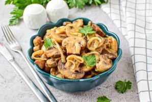 Шампиньоны с луком