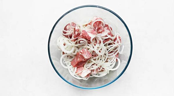 Шашлык из свинины в духовке на противне, пошаговый рецепт с фото на 704 ккал