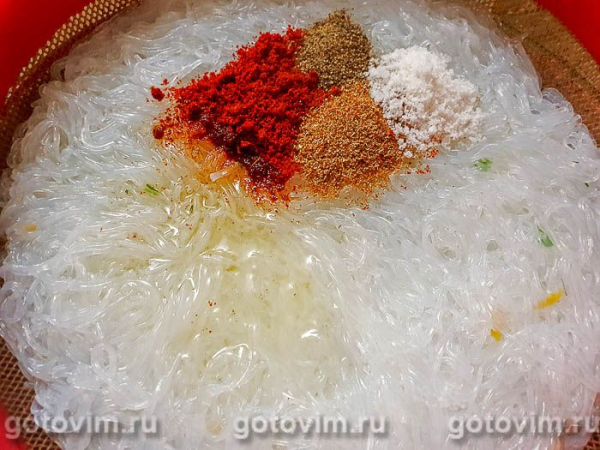 Курица, фаршированная рисовой лапшой, морковью и оливками