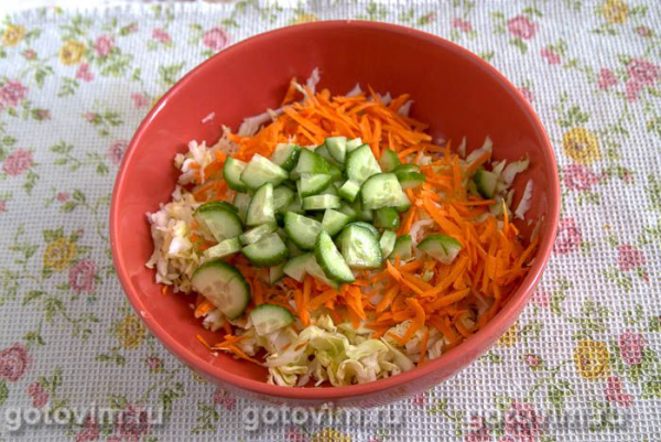 Салат из молодой капусты и огурцов с куркумой (для шашлыка и гриля)