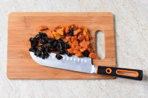 Постная пшенная каша с сухофруктами